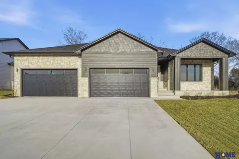 9200 Triana Ln, Lincoln, NE 68520