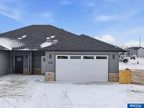 3501 Pearl Crescent Dr, Lincoln, NE 68504