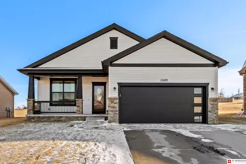 15809 Young Cir, Bennington, NE 68007