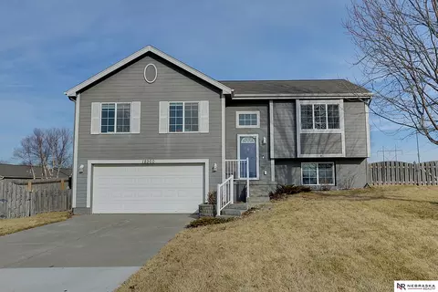 18960 Cinnamon St, Omaha, NE 68135