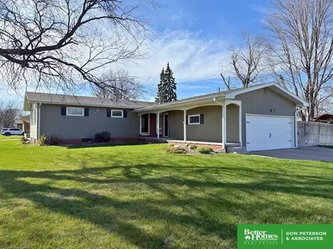 2328 Parkview Dr, Fremont, NE 68025