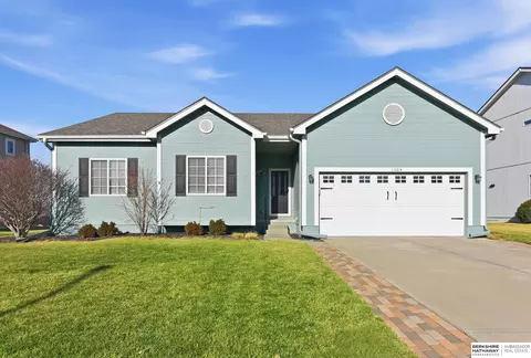 1004 Valleyview Dr, Papillion, NE 68046