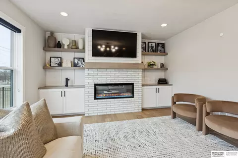 Living - 21359 E Cir, Elkhorn, NE 68022 photo 3 of 4
