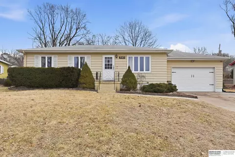 703 Vernon Ave, Bellevue, NE 68005