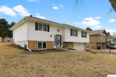809 Sherman St, Papillion, NE 68046