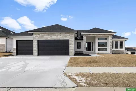5426 N 213th St, Elkhorn, NE 68022