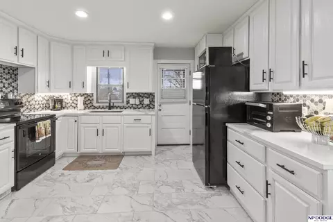 5902 S 50th St, Omaha, NE 68117