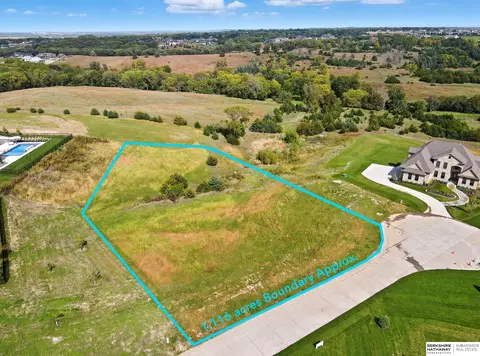22426 N Plaza Cir, Elkhorn, NE 68022