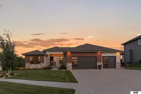 18815 Taylor Cir, Elkhorn, NE 68022