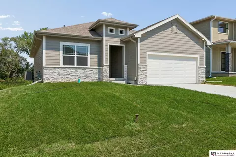 11306 Portage Cir, Papillion, NE 68046