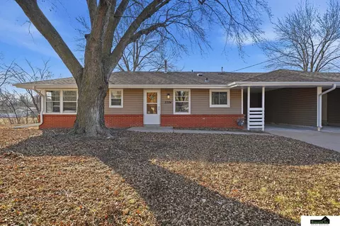 3324 Gott Cir, Lincoln, NE 68524