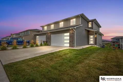 989 Titan Dr, Hickman, NE 68372