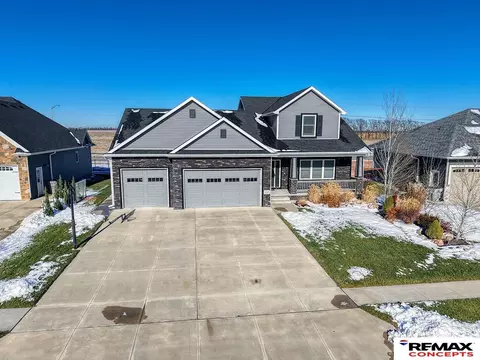 228 Knotty Pine Ln, Seward, NE 68434