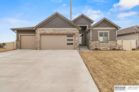 10105 S 180th Avenue Cir, Omaha, NE 68136