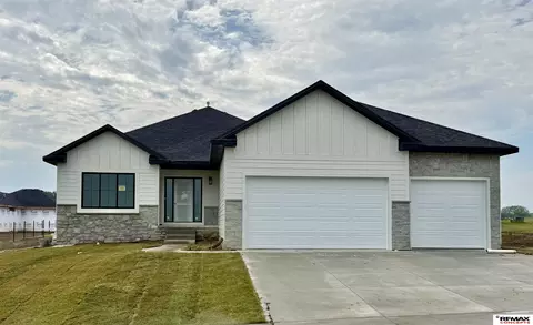 2205 S 96 St, Lincoln, NE 68520