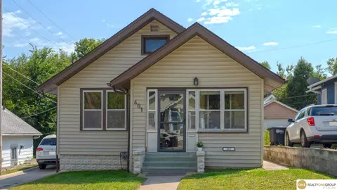 401 Valley St, Omaha, NE 68108