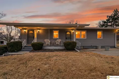 9206 Manderson St, Omaha, NE 68134