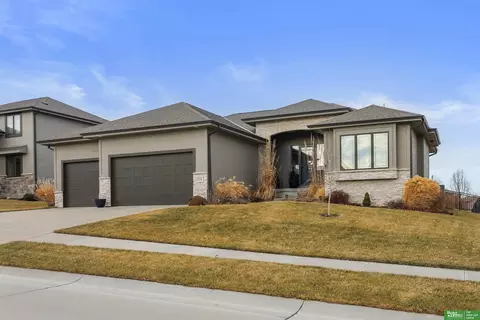 516 Sherwood Dr, Gretna, NE 68028