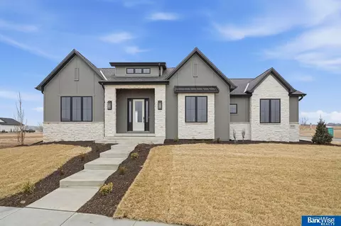 9856 S 42 St, Lincoln, NE 68516