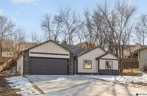 2711 Lynnwood Dr, Bellevue, NE 68123