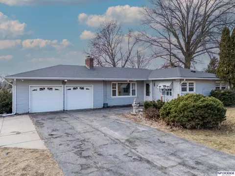 5421 Crown Point Ave, Omaha, NE 68104