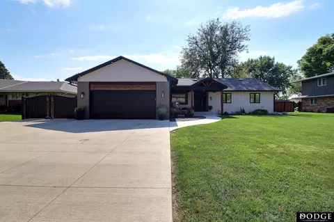 2225 Teakwood Dr, Fremont, NE 68025