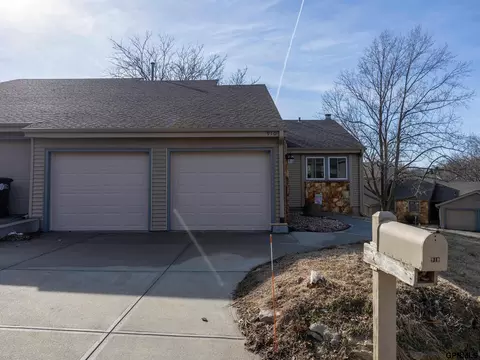 910 S 153 Ct, Omaha, NE 68154