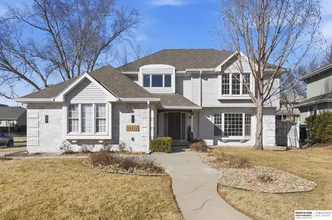 16222 Oak Cir, Omaha, NE 68130
