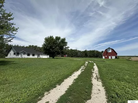 5042 E Sargent Rd, Beatrice, NE 68310
