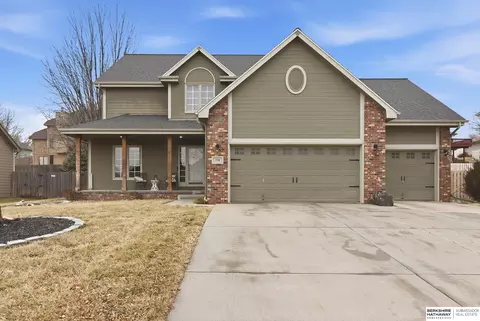 714 N Madison St, Papillion, NE 68046