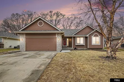 604 Castle Pine Dr, Papillion, NE 68133