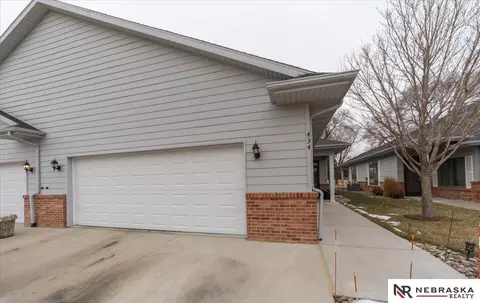 434 S Woodland Dr, Grand Island, NE 68801