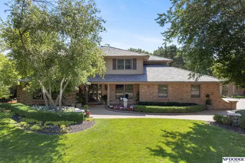 9733 Brentwood Rd, Omaha, NE 68114