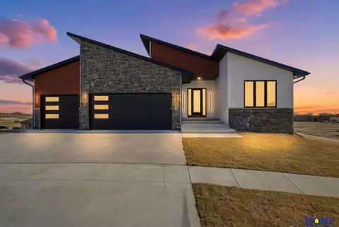 7743 Aero Cir, Lincoln, NE 68516