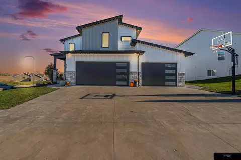 910 Sycamore Dr, Arlington, NE 68002