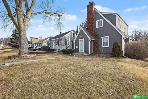 5855 William St, Omaha, NE 68106