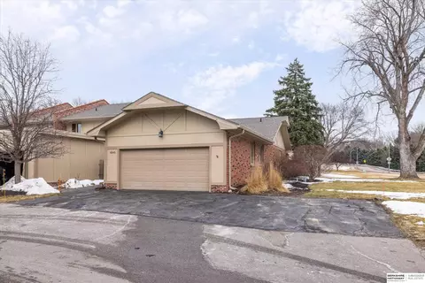 6045 Oakcrest Plz #27, Omaha, NE 68137