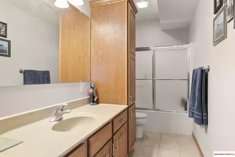 Bath - 101 Belvedere Ave, Beatrice, NE 68310 photo 4 of 4
