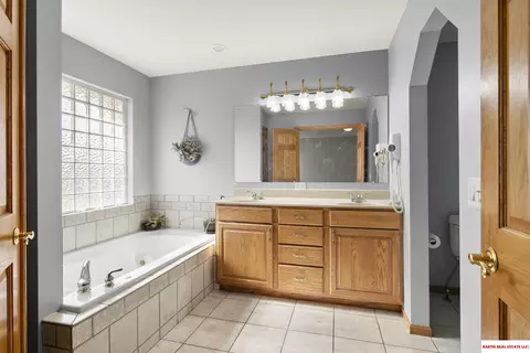 Bath - 101 Belvedere Ave, Beatrice, NE 68310 photo 1 of 4