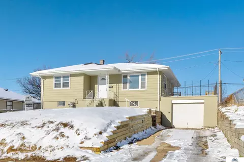3926 Vernon Ave, Omaha, NE 68111