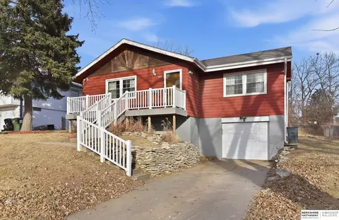 7211 Park Crest Dr, La Vista, NE 68128