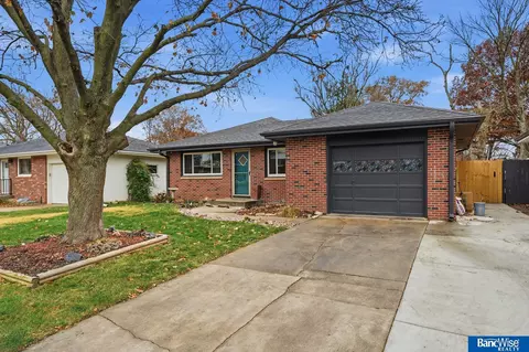 5445 Linden St, Lincoln, NE 68516
