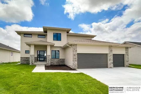 5501 Kestrel Pkwy, Elkhorn, NE 68022