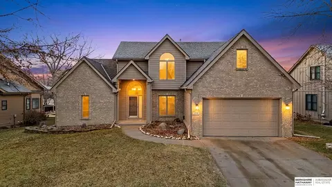 1226 Cork Dr, Papillion, NE 68046