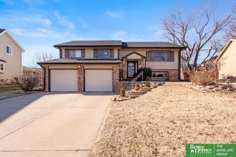 902 Iron Rd, Papillion, NE 68046