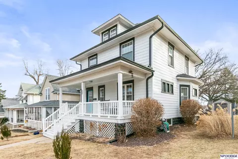 823 S 36th St, Omaha, NE 68105