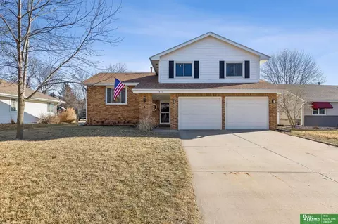 410 Sherwood Dr, Gretna, NE 68028
