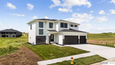 6611 S 214th Ave, Elkhorn, NE 68022