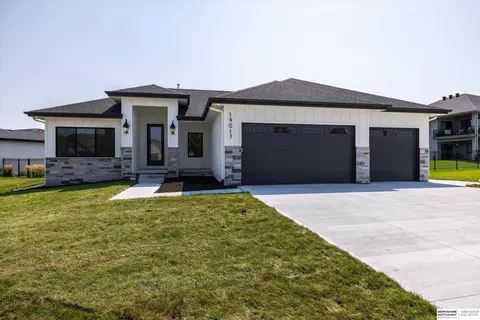 19017 Acorn Dr, Gretna, NE 68028