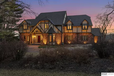 3913 Hawk Woods Cir, Omaha, NE 68112